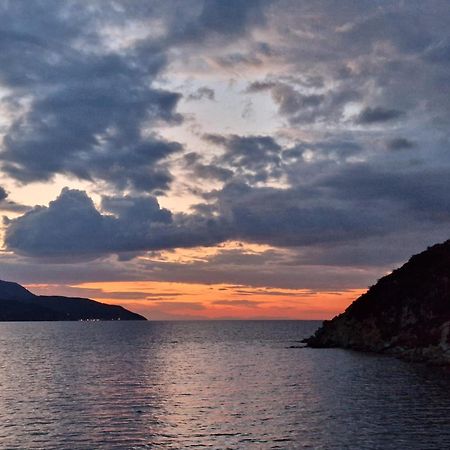 La Terrazza Sul Forno - Goelba Apartment Portoferraio Ngoại thất bức ảnh